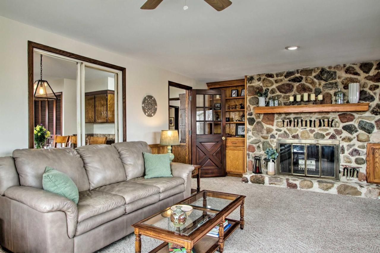 Wisconsin River Valley Farmhouse Fire Pit And View Merrimac Exterior photo